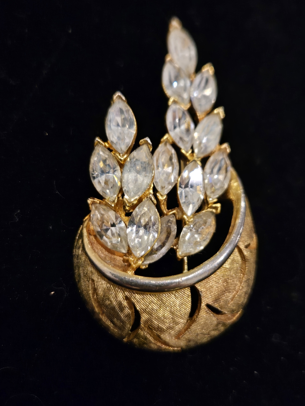 Vinyltage >Gold-Tone Clear Crystal Leaf Cluster Brooch - Vintage Jewelry